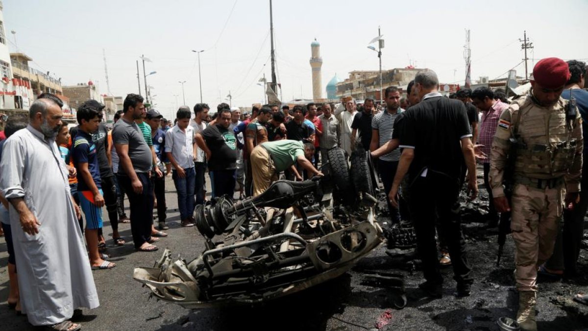 La gente se reúne en el lugar en el que ha estallado la bomba en Ciudad Sadr, Bagdad.-WISSM AL-OKILI / REUTERS