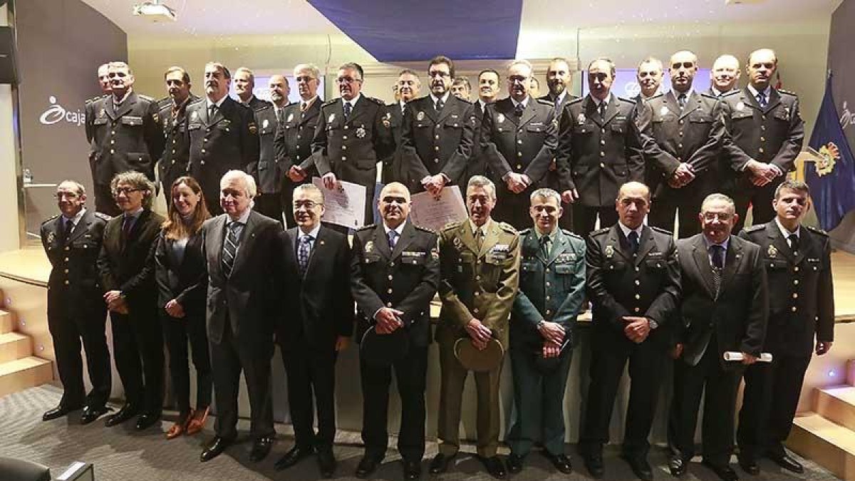 Los policías posan junto al subdelegado, el presidente del TSJCyL, el delegado de Defensa, el jefe de la Comandancia y la concejal de Seguridad, entre otros.-RAÚL G. OCHOA