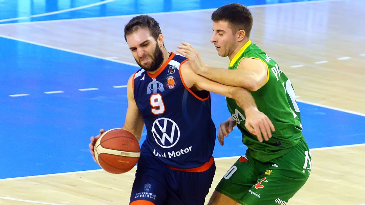 Iván Martínez intenta superar a un rival. SANTI OTERO
