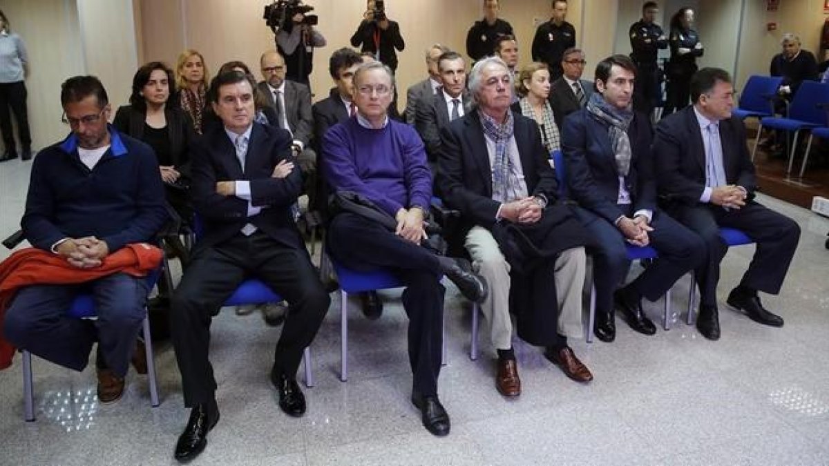 Los acusados del 'caso Nóos', en la primera sesión del juicio, el pasado 11 de enero.-EFE