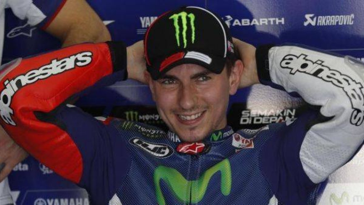 Jorge Lorenzo, de Yamaha, sonríe en el garaje de su equipo durante los segundos entrenamientos de pretemporada en el circuito de Sepang, este jueves.-Foto: AFP / AHMAD YUSNI