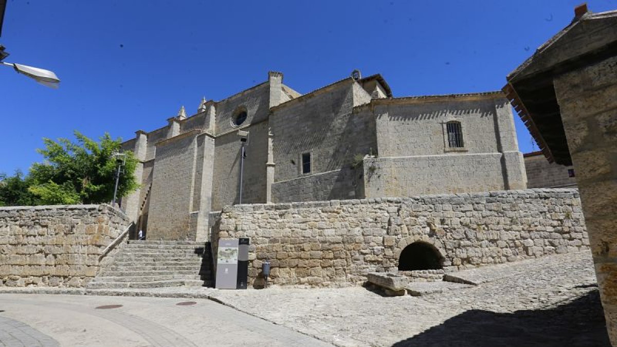 La iglesia de Nuestra Señora del Manzano ve pasar el Camino de Santiago a sus pies. R. OCHOA.