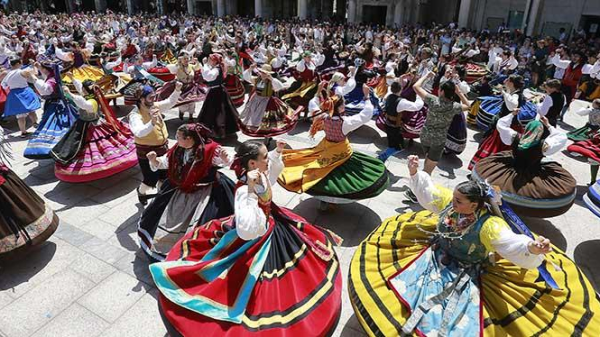 Decenas de burgaleses uniformados con sus trajes regionales bailan la jota en medio de la plaza.-RAÚL G. OCHOA