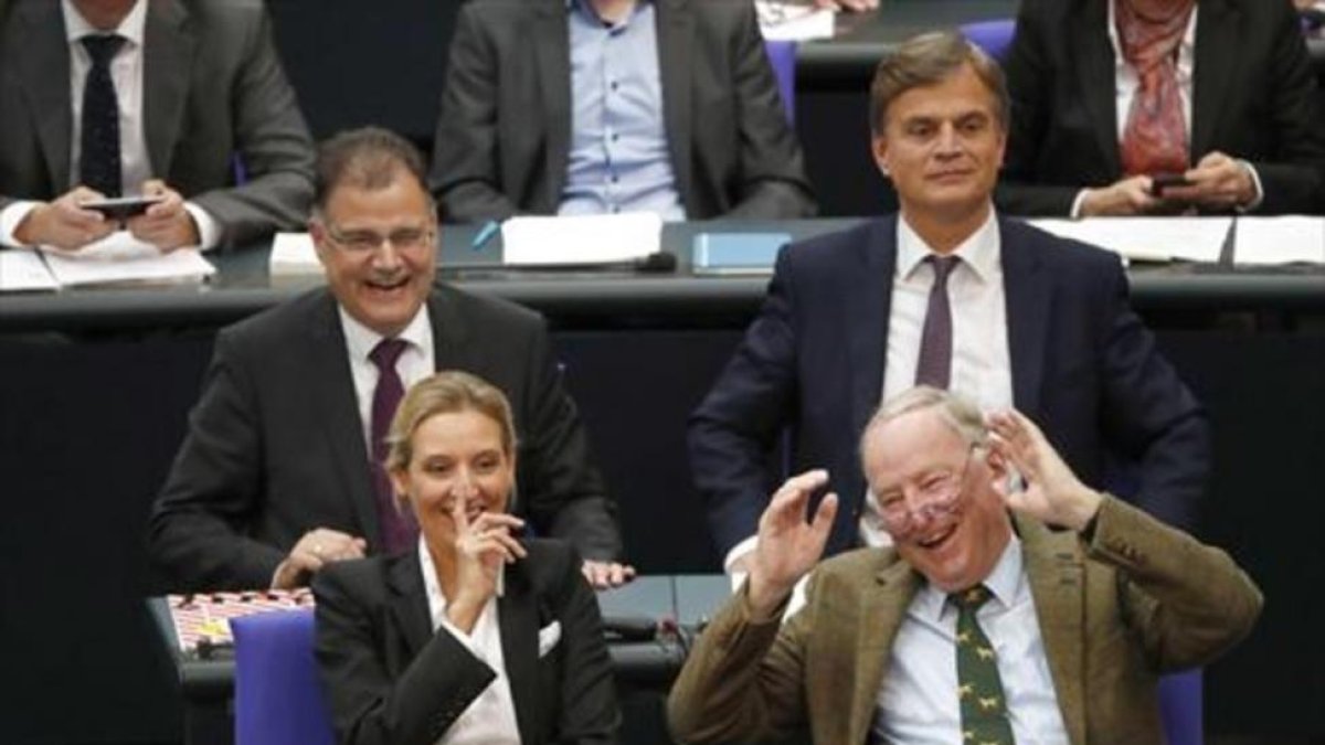 Los dirigentes de la ultra AfD Alice Weidel y Alexander Gauland, en el Bundestag.-/ REUTERS / FABRIZIO BENSCH