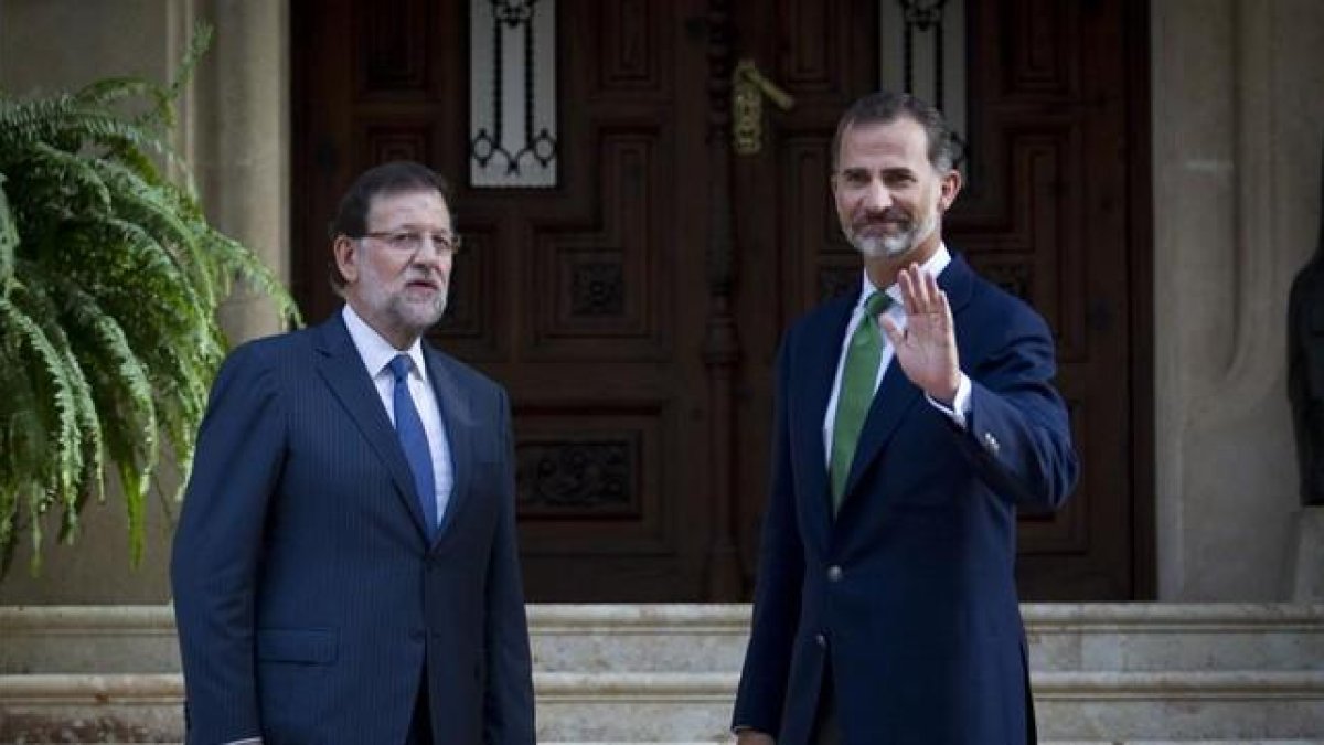 El Rey y Rajoy, antes de la reunión que mantuvieron este viernes en el palacio de Marivent.-AFP / JAIME REINA