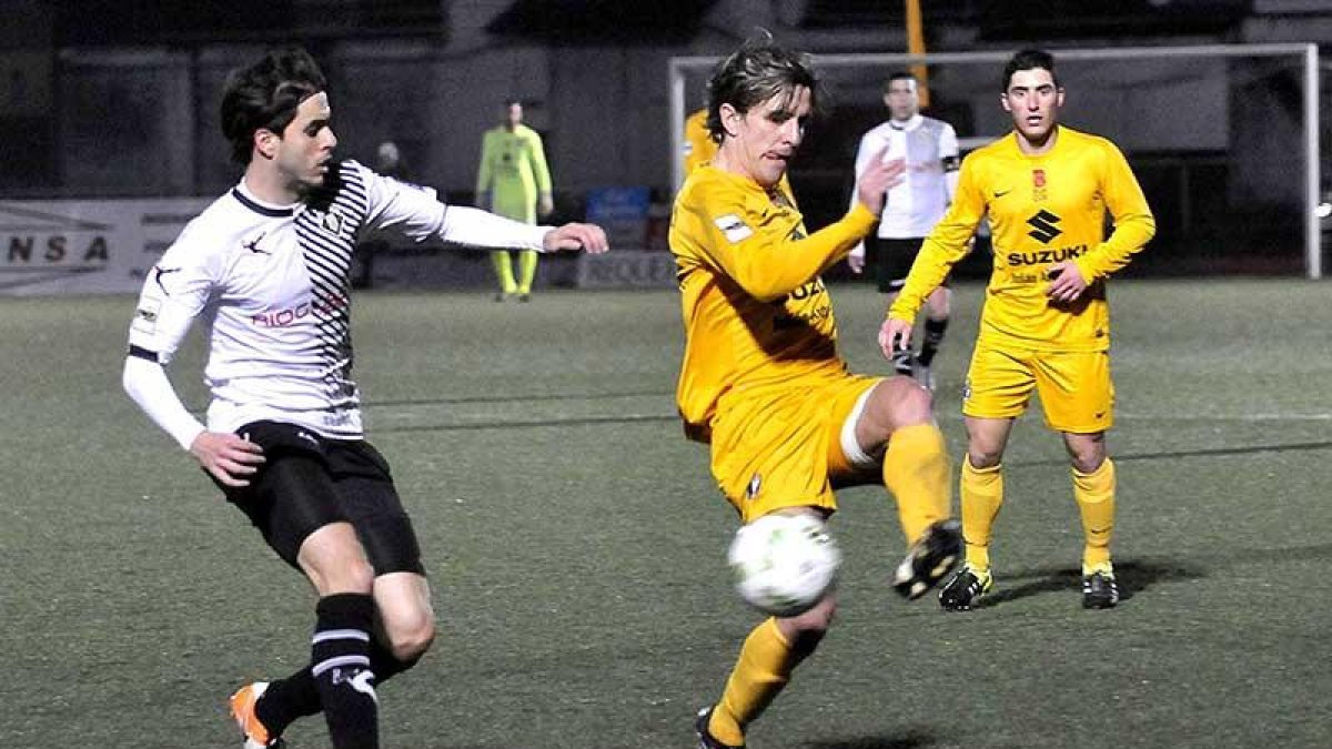Prosi solo aguantó 45 minutos sobre el terreno de juego.-LA NUEVA ESPAÑA