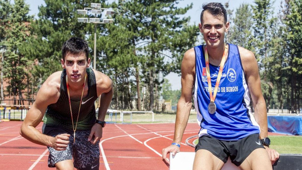 Jesús Gómez y Daniel Arce posan en San Amaro con las medallas conseguidas recientemente en el Campeonato de España absoluto-I. L. Murillo
