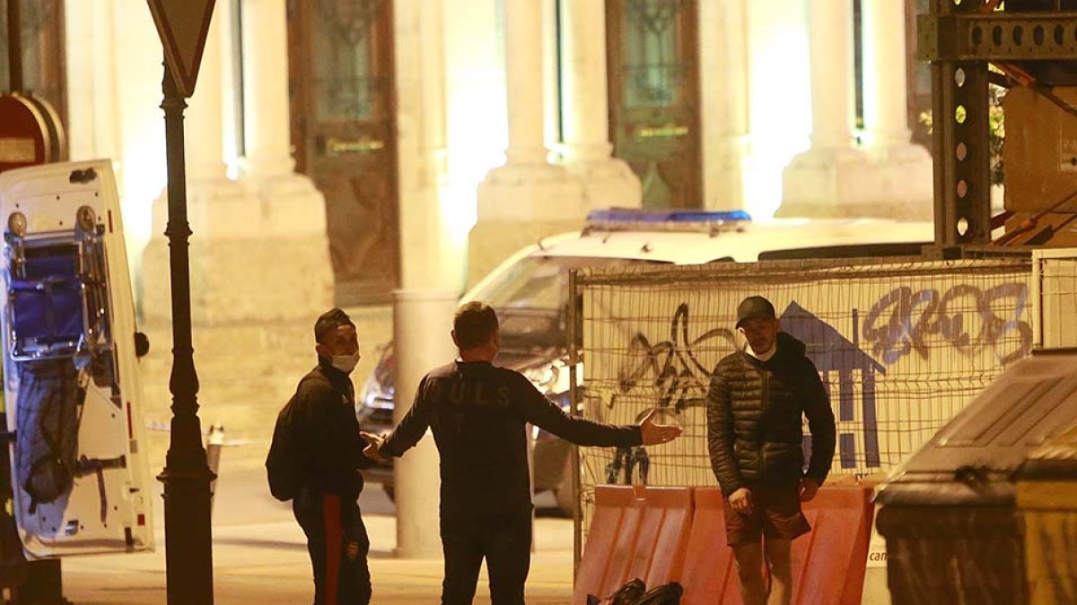 El joven, a la derecha, ha sido convencido por el negociador de la Policía Nacional y un amigo suyo. / RAÚL G. OCHOA