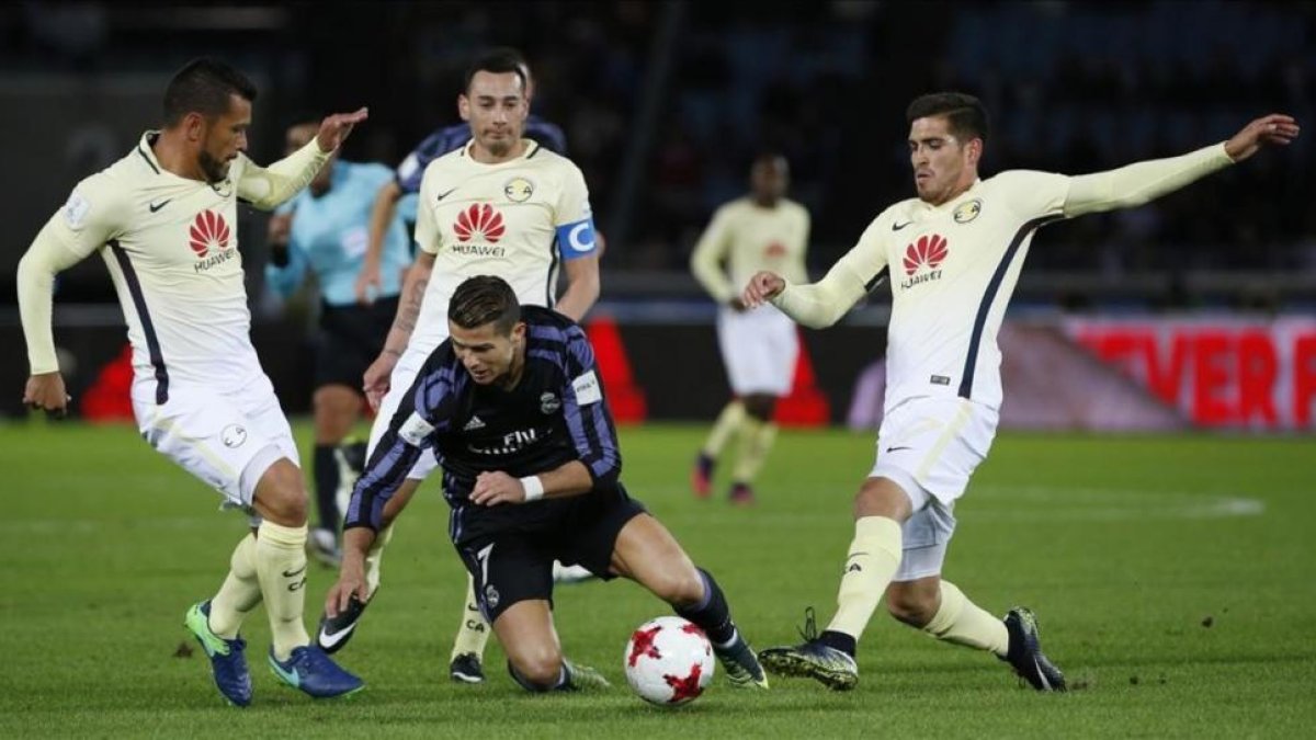 Cristiano Ronaldo cae al suelo rodeado de contrarios durante el primer tiempo del partido.-REUTERS