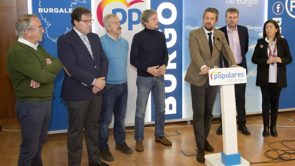 Jaime de Olano, ayer, en Burgos, con los candidatos del PP.-ISRAEL L. MURILLO