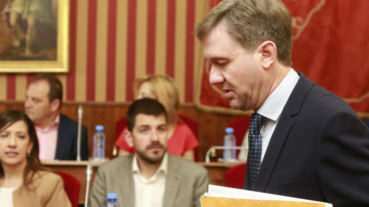 El alcalde accede al salón, con los ediles del PSOE al fondo.-RAÚL G. OCHOA
