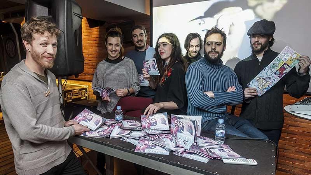 Siete de la veintena de colaboradores de la revista posaron con ella antes de la presentación.-Santi Otero