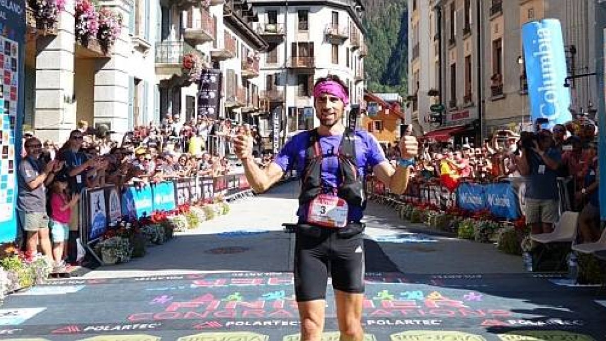 Luis Alberto Hernando atraviesa la línea de meta en Chamonix-UTMB