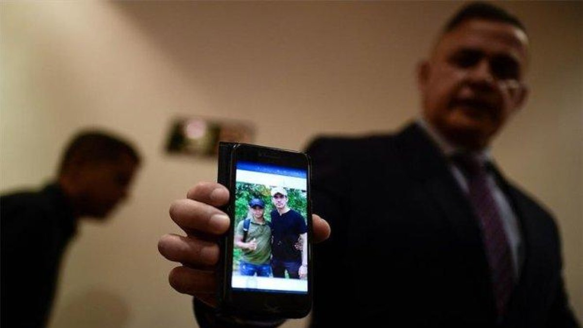 El fiscal general de Venezuela, Tarek Saab, muetras las fotos que involucran a Juan Guaidó.-AFP