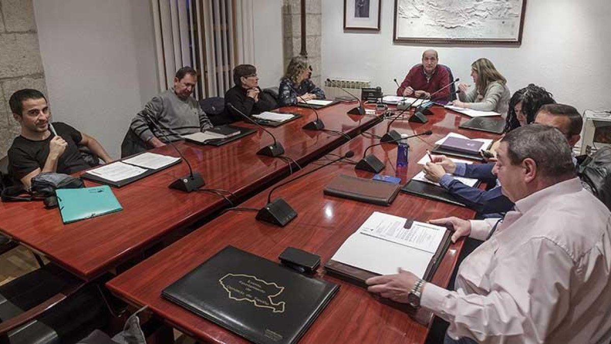 La corporación treviñesa durante la celebración, el pasado 16 de diciembre, del Pleno en el que Argote hizo efectiva su dimisión como alcalde.-S. O.