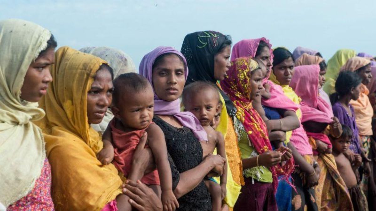 Mujeres rohingyas sostienen a sus hijos en un campo de refugiados en el estado de Rakhine.-AFP / PHYO HEIN KYAW (AFP)