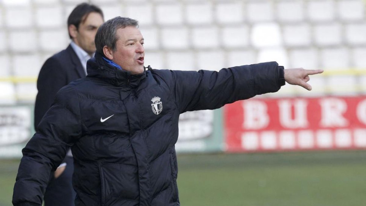 Ángel Viadero da instrucciones a sus jugadores en el último choque en El Plantío-Santi Otero