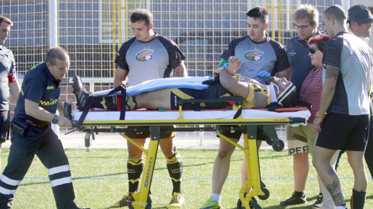 Fuente abandona en camilla el terreno de juego de San Amaro tras lesionarse, el pasado 7 de octubre.-RAÚL OCHOA