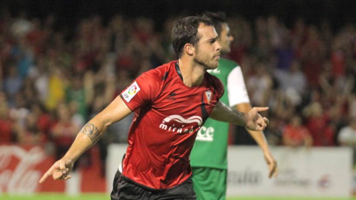 Urko Vera celebra uno de los goles que ha logrado en esta campaña.-ALFONSO G. MARDONES
