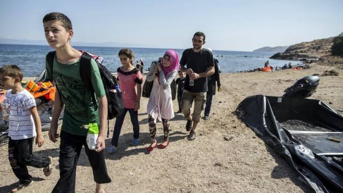 Una familia de Alepo tras desembarcar en la isla griega de Lesbos.-REUTERS / ZOHRA BENSEMRA