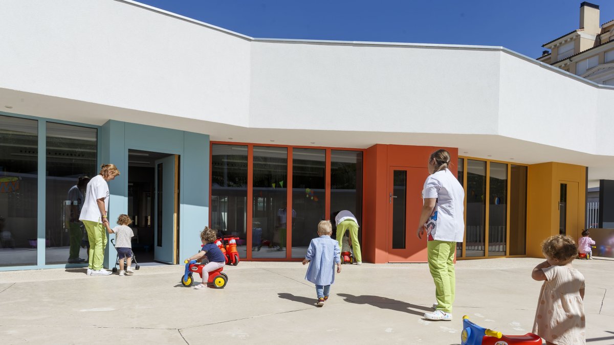 Un grupo de niños juega en el patio de la nueva Escuela Municipal Rio Vena que estrenaron ayer. SANTI OTERO