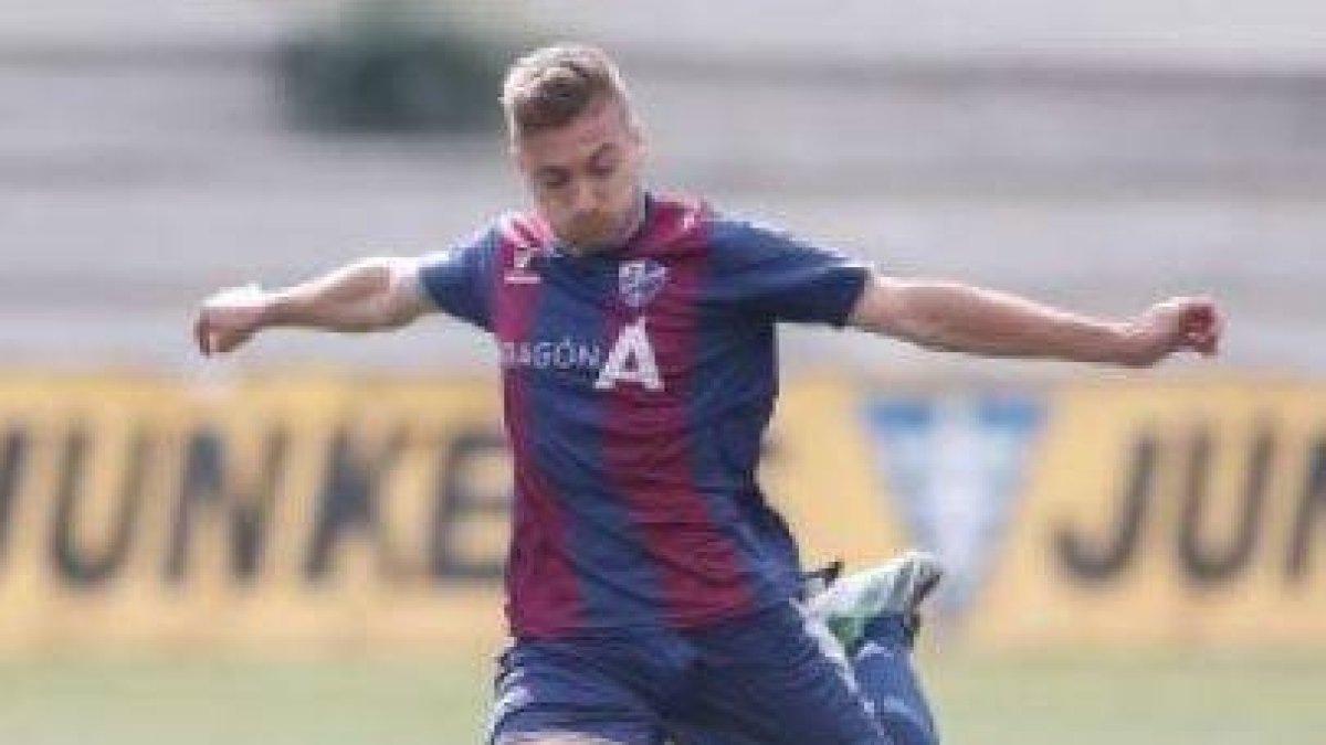 Adolfo ‘Fito’ Miranda en su etapa como jugador del Huesca.-VAVEL.COM