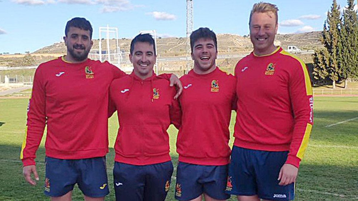 Guido, el doctor Salvat, Carvajales y Ascroft-Leigh posan durante la concentración de España.-TWITTER / @RUGBYAPAREJOS