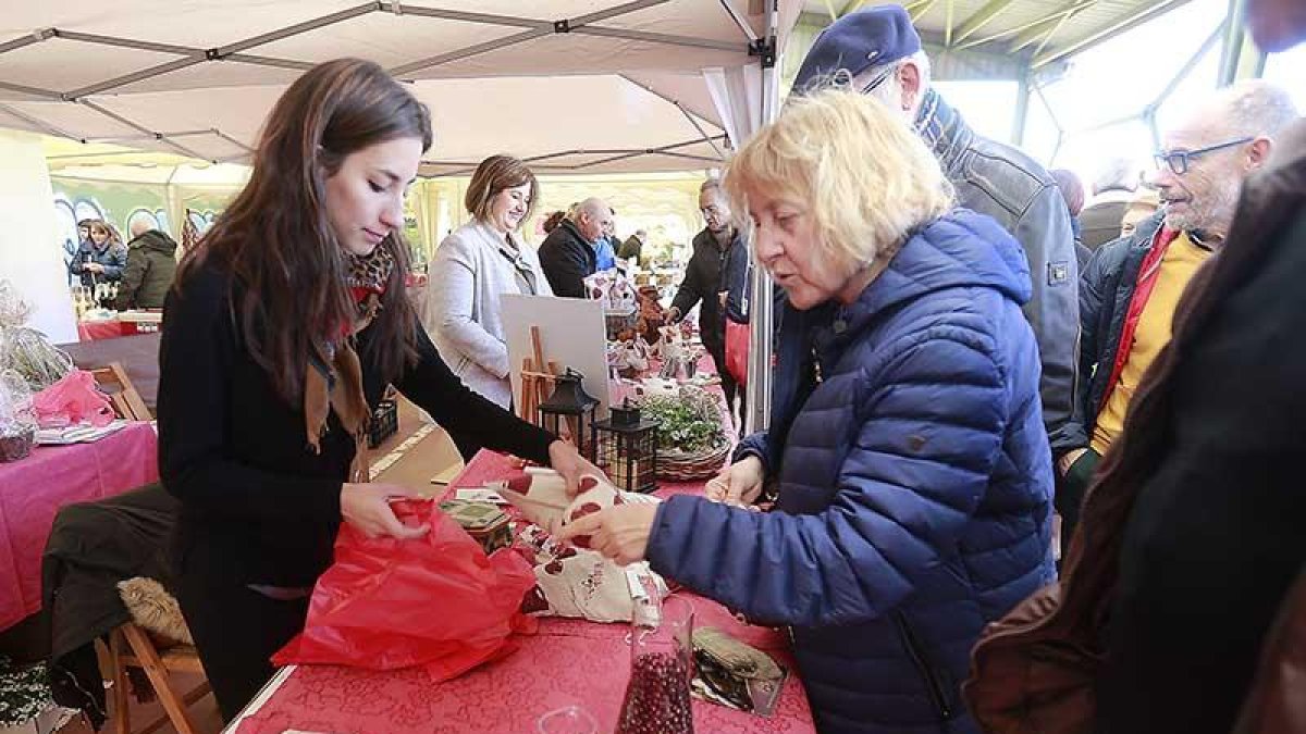 La mayoría de asistentes aprovecharon la ocasión para comprar los primeros sacos de la temporada.-RAÚL G. OCHOA
