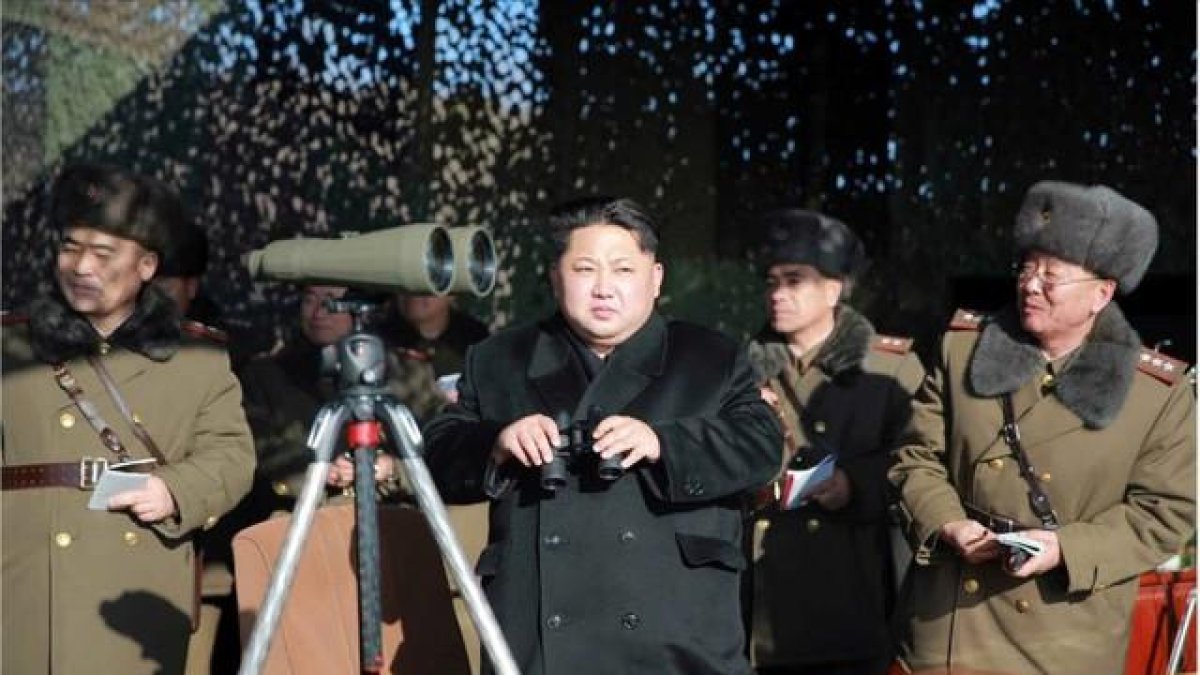 Rodong Sinmun / EFE-El líder norcoreano Kim Jong-un observa un concurso de artillería militar en Corea del Norte, en una imagen facilitada el martes día 5