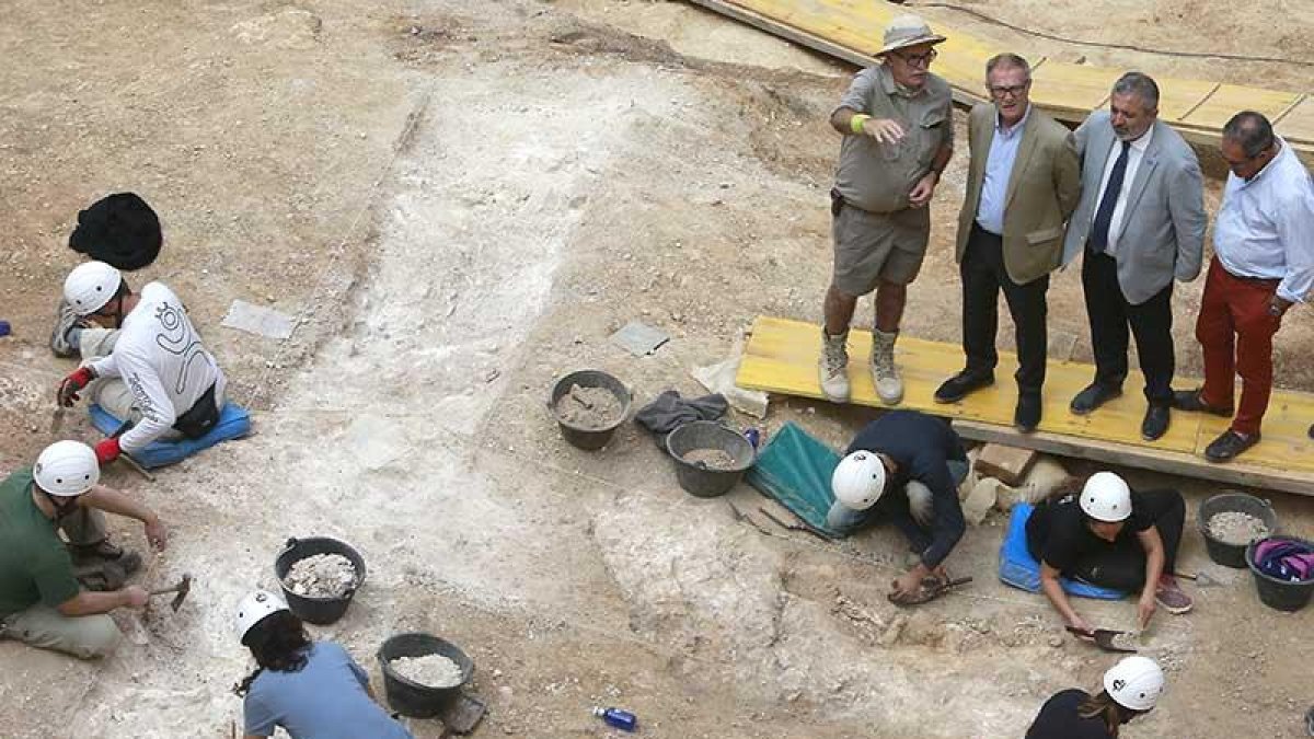 El ministro de Cultura, José Guirao, visitó ayer, por primera vez, los yacimientos de la Sierra de Atapuerca.-RAÚL G. OCHOA