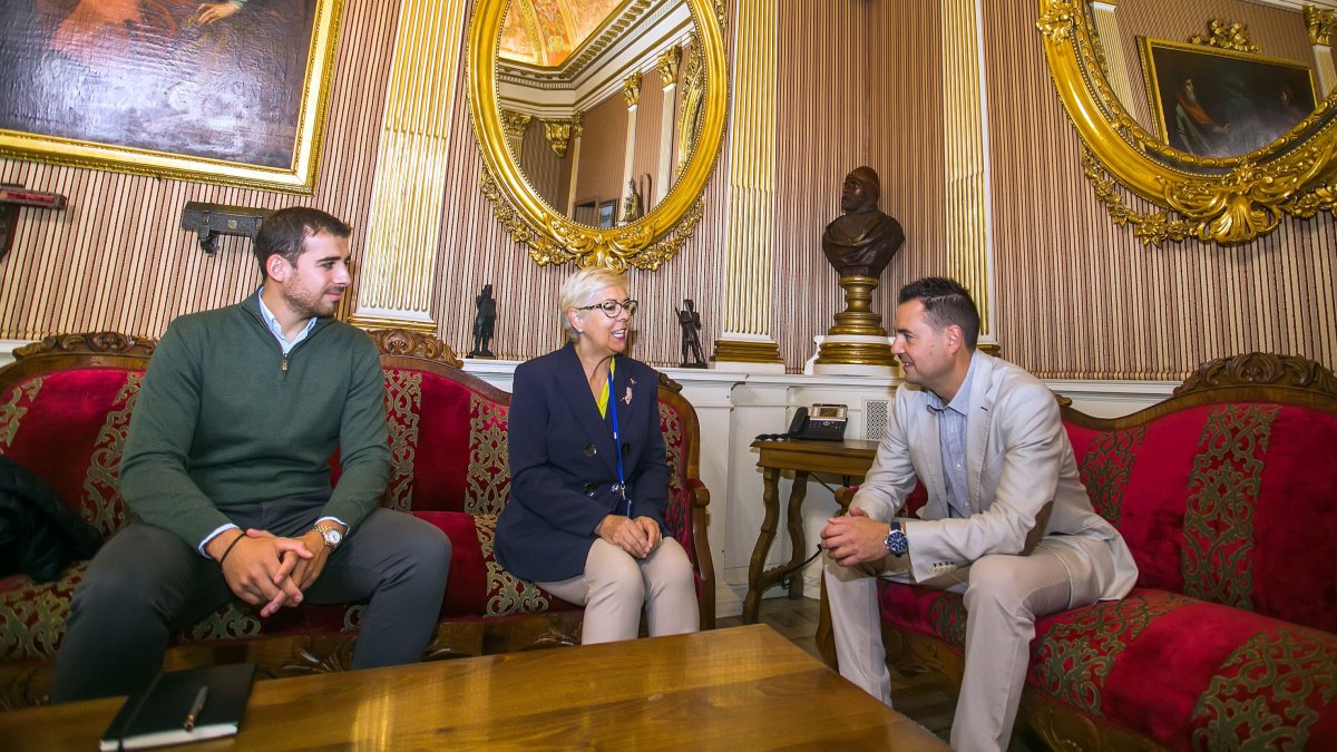ÁlvaroFernández, María Jesús Delgado y Daniel de la Rosa, en el Ayuntamiento. TOMÁS ALONSO