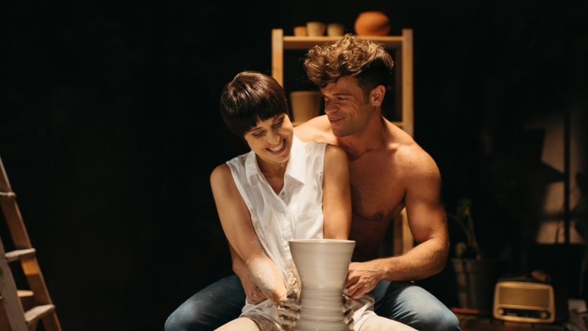 Ricky Merino, en 'Ghost, el musical', junto a Cristina Llorente. GHOST EL MUSICAL