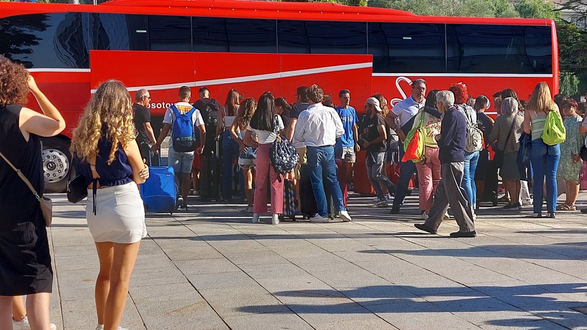 Los alumnos burgaleses viajan en autocar al aeropuerto de Madrid. J. G. L.