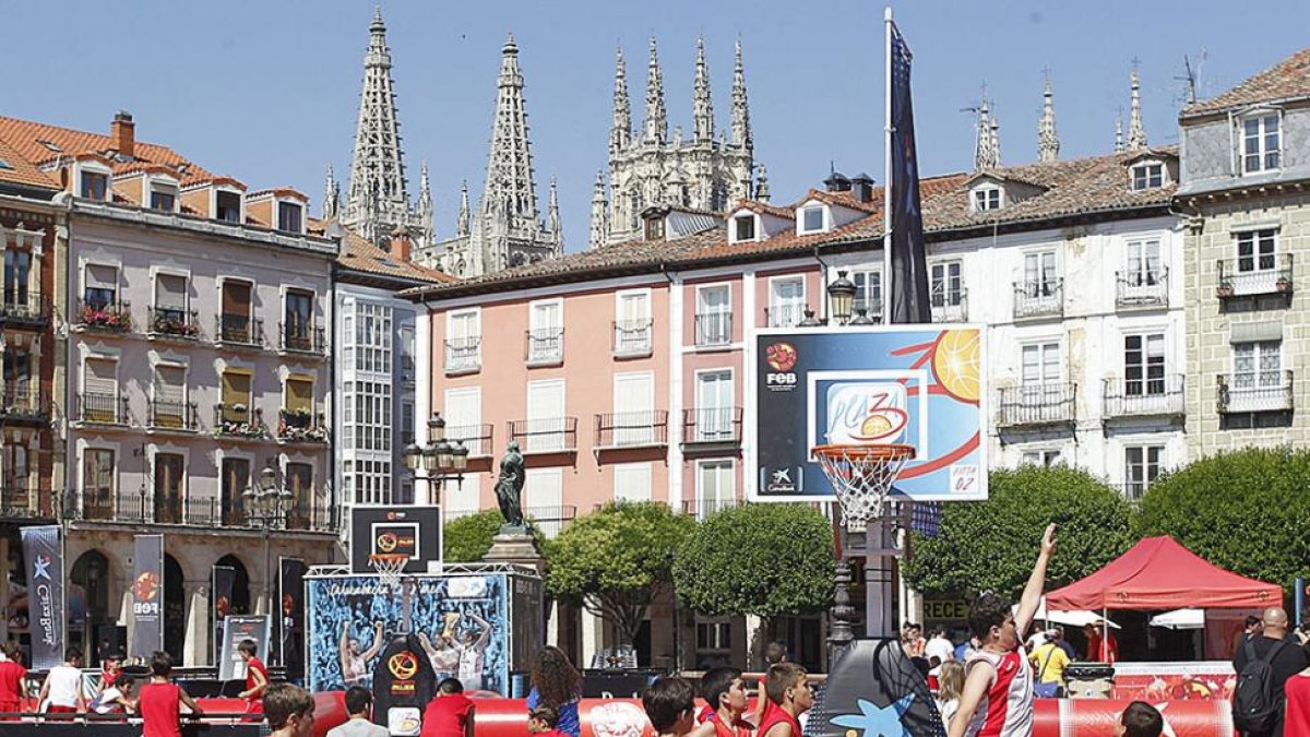 Imagen de uno de los partidos celebrados ayer en la Plaza Mayor.-SANTI OTERO
