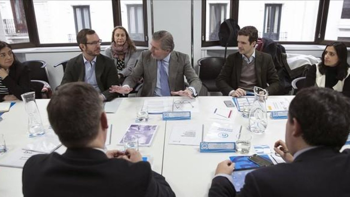 La dirección del PP ha mantenido una reunión, este jueves, con el titular de Educación en funciones, Iñigo Méndez de Vigo.-EFE