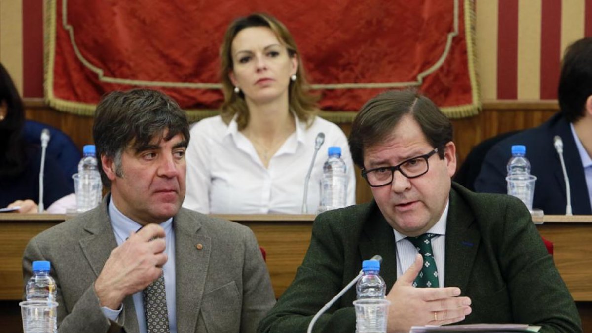 El concejal de Cultura, Fernando Gómez, atiende la explicación de Foronda. Detrás la vicepresidenta del IMC, Lorena de la Fuente.-RAÚL G. OCHOA