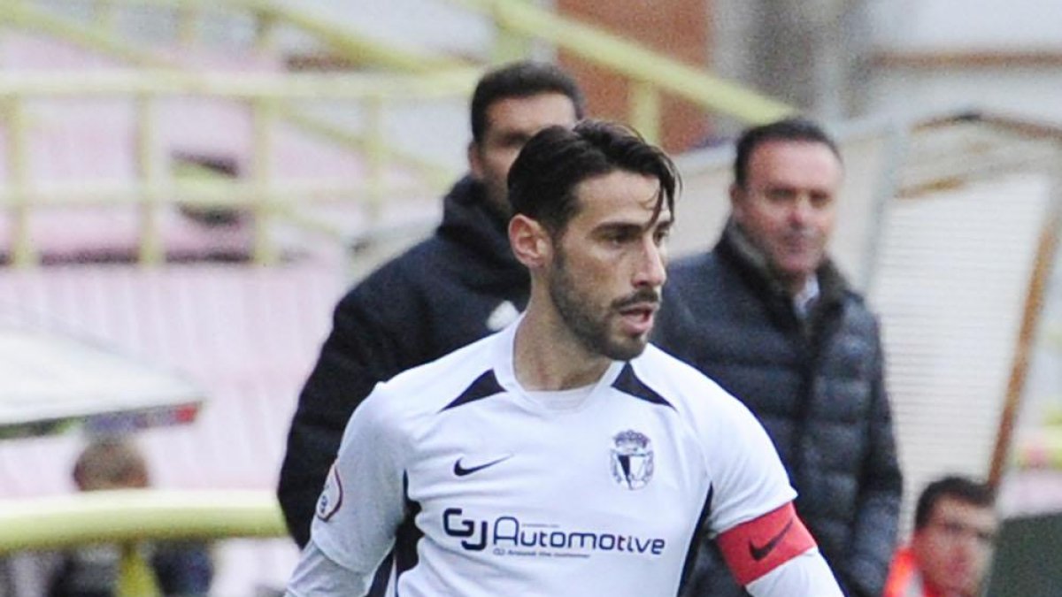 Andrés controla el balón en el choque ante el Real Valladolid B.-ISRAEL L. MURILLO