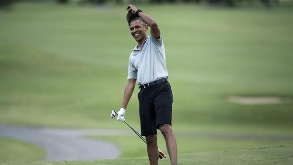 Barack Obama juega al golf en Kailua (Hawái), el pasado lunes.-AFP / BRENDAN SMIALOWSKI