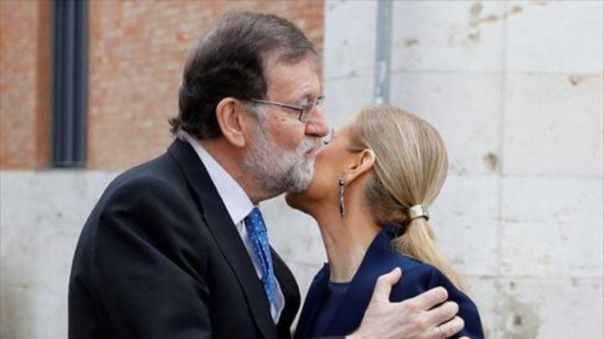 Mariano Rajoy saluda a Cristina Cifuentes, el lunes, en la Universidad de Alcalá de Henares.-AFP / JUAN CARLOS HIDALGO
