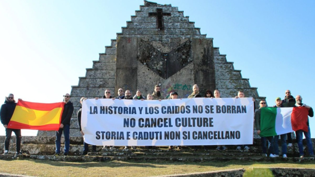 Los activistas italianos y españoles desplegaron una larga pancarta bilingüe, con la frase: 