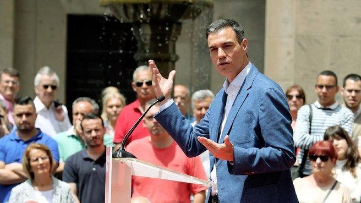 Pedro Sánchez, durante un mitin en Las Palmas de Gran Canaria, este jueves.-EFE / ELVIRA URQUIJO