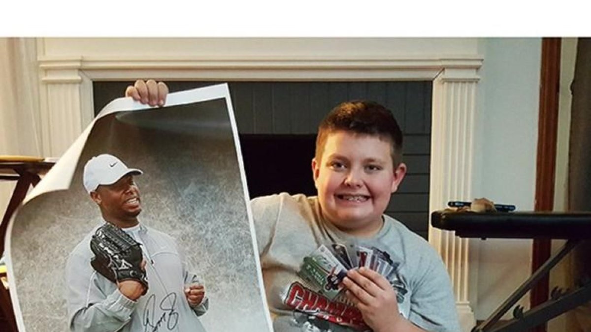 Brady Kahle posa junto a su colección de cromos.-TWITTER