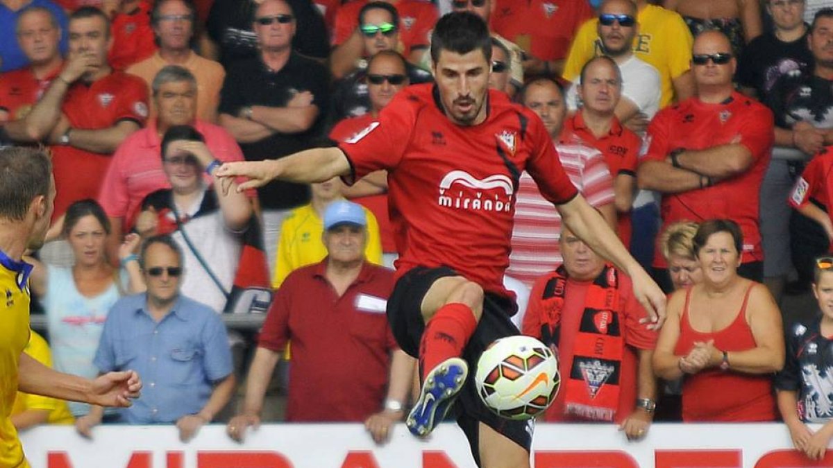 Álex García controla el balón en un choque disputado en Anduva.-José Esteban Egurrola