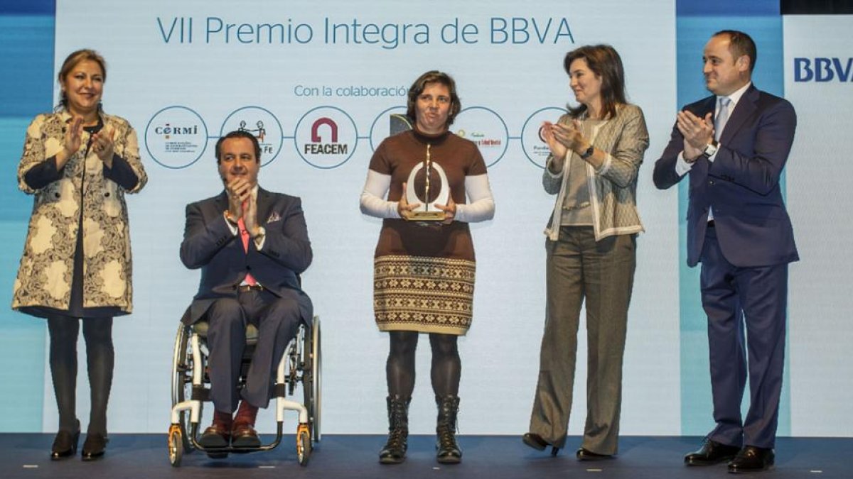 La trabajadora de Aspanias, Yolanda Arce, recogió el premio de la entidad que entregó la directora de BBVA España, Cristina de Parias (derecha).-SANTI OTERO