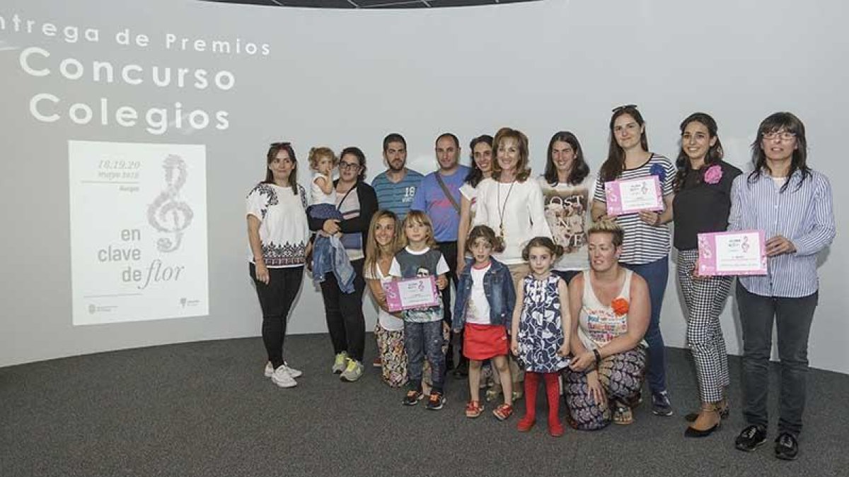 Foto de familia de los asistentes a la entrega de premios de la segunda edición del concurso de colegios.-SANTI OTERO