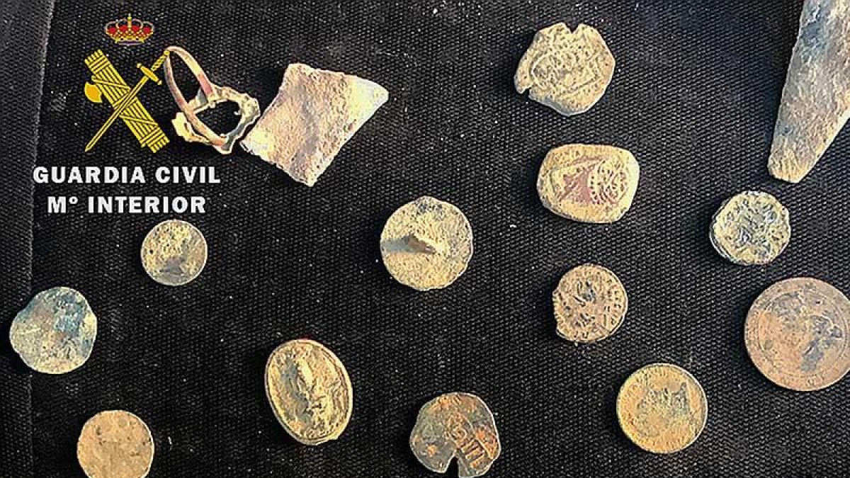 Algunos de los objetos recuperados eran monedas de la época romana.-ECB