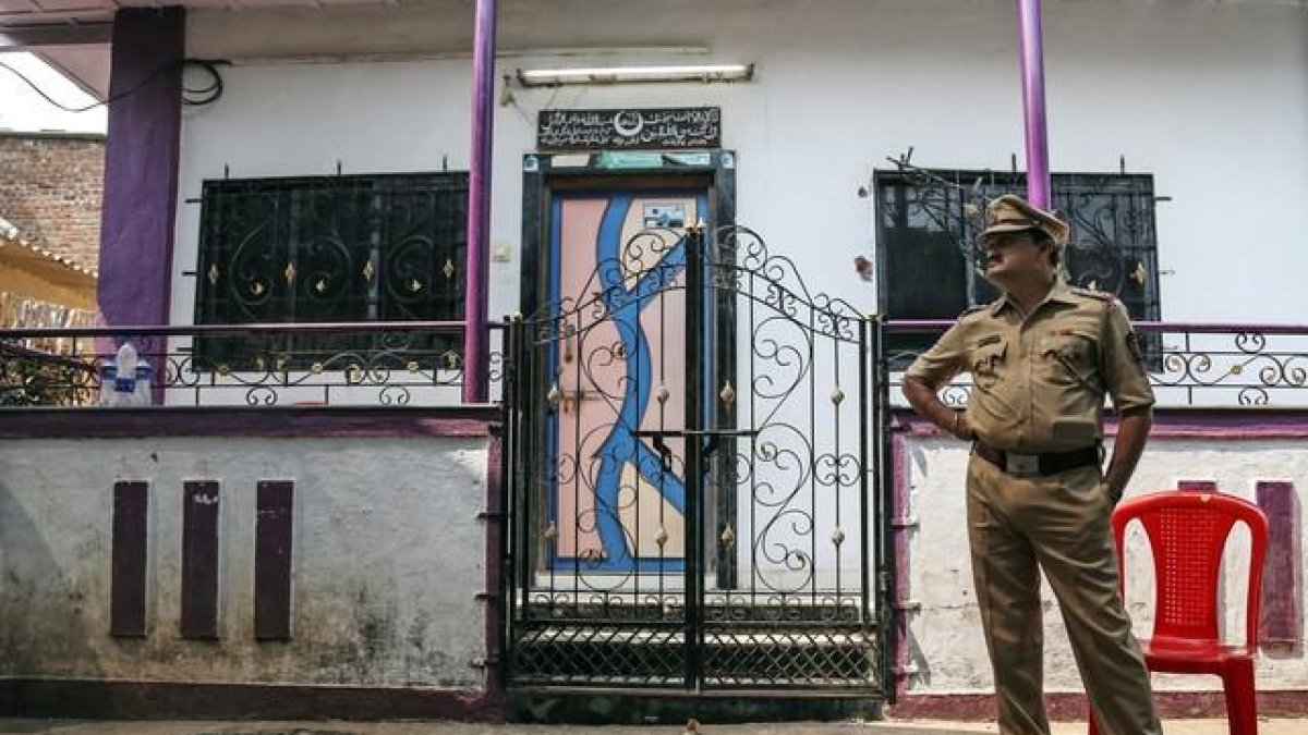 Un oficial de policía indio con su uniforme.-DIVYAKANT SOLANKI / EFE