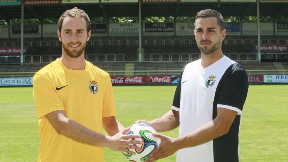 Odei Onaindia y Ander Vitoria posan en El Plantío con la camiseta del Burgos CF.-RAÚL G. OCHOA