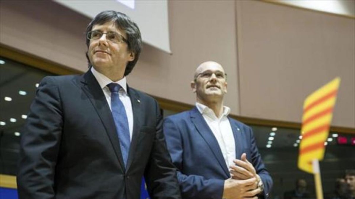 Puigdemont y el 'conseller' Romeva, en el Parlamento Europeo, el pasado enero.-EFE