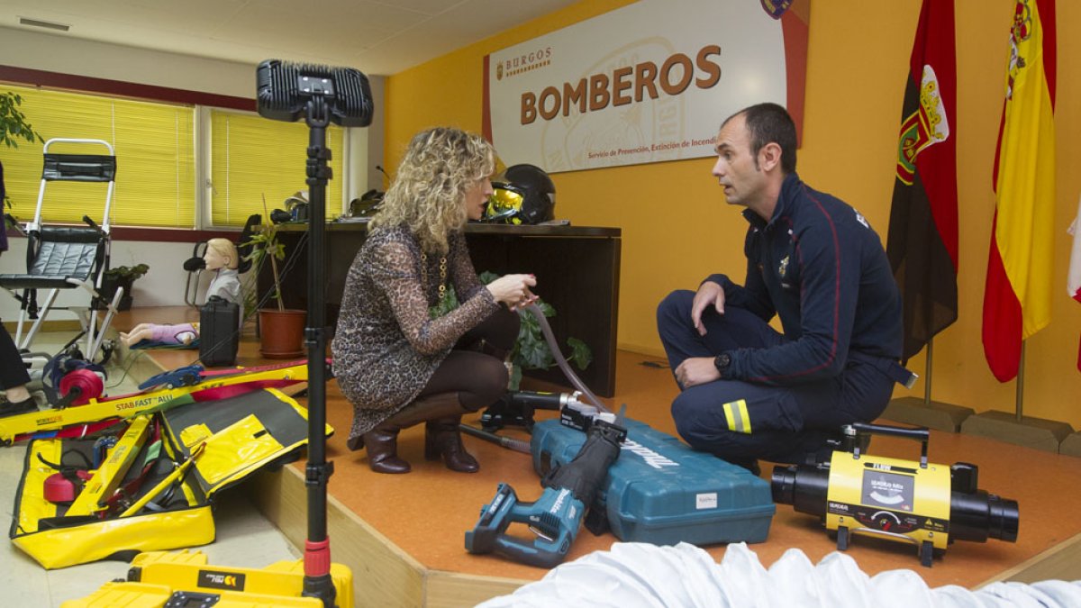 La concejal de Seguridad Ciudadana, Blanca Carpintero, y el jefe del parque de Bomberos, Miguel Ángel Extremo, junto a material de intervención. ISRAEL L. MURILLO